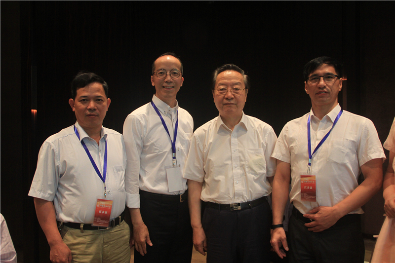 2016年6月，雷建強和其他企業(yè)代表與全國政協(xié)常委、全國政協(xié)經(jīng)濟委員會副主任、工信部首任部長李毅中（右二）合影